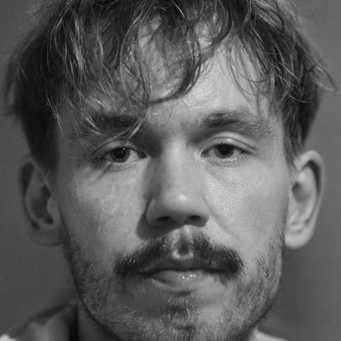 Mustavalkoinen filmimuotokuva Jani Niemisestä